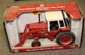 ERTL/INTERNATIONAL 986 TRACTOR WITH LOADER/DIE-CAST METAL