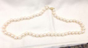 One even stingle strand pearl necklace 18.5