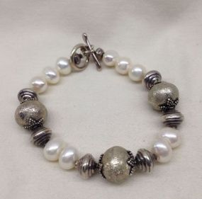 Lady's Freshwater Pearl Bracelet