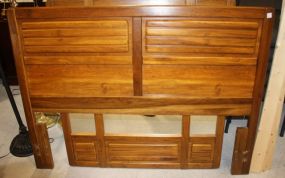 Full Size Oak Headboard Has metal bed frame; matches lot #129, 130, and 131; 45 1/2