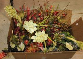 Box Lot of Flower Containers and Arrangements Box Lot of Flower Containers and Arrangements.