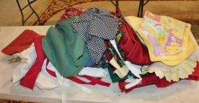 Bag Lot of Placemats, Tablecloths, and Aprons Bag Lot of Placemats, Tablecloths, and Aprons