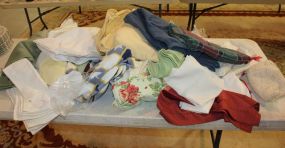 Bag Lot of Placemats, Tablecloths, and Aprons Bag Lot of Placemats, Tablecloths, and Aprons
