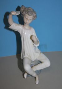 LLADRO Figurine of Girl with Brush missing something in left hand, 9