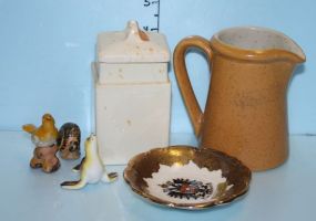 Premier Japanese Creamer, Hand Bemalt Souvenir Dish, Cloves Jar, and Miniature Animals