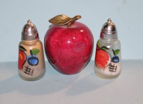 Apple Decoration and Decorative Salt and Pepper Description