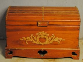 Blanket Chest with Heart Design Description