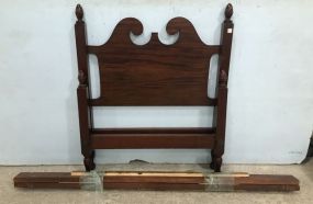 Early 1900's Mahogany Early American Style Twin Bed