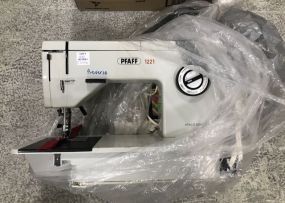 PFAFF 1221 Sewing Machine