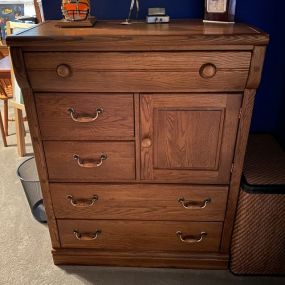 Lexington Co. Oak Chest of Drawers