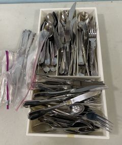 Set Oneida Flatware Pieces