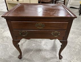 Mahogany Queen Anne Nightstand/Accent Table