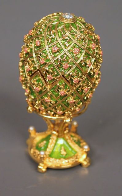 Faberge Egg on Stand, Trellis Mini Rose