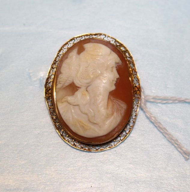 Antique 10K Gold Filigree Frame Cameo Brooch