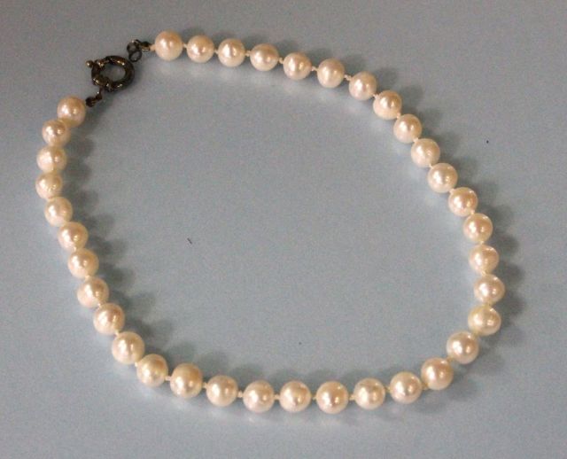 Ladies Freshwater Pearl Necklace