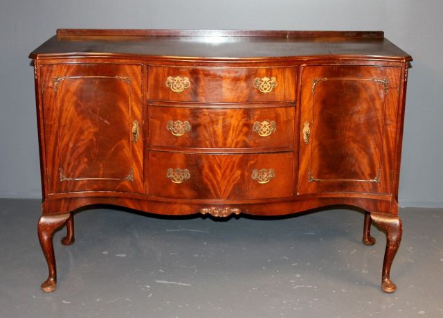 Early 20th Century Queen Anne Mahogany Sideboard