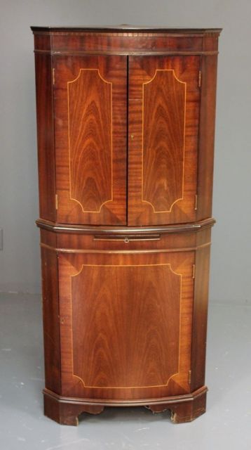 Early 20th Century Mahogany Corner Cabinet