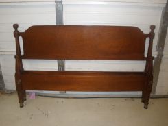 Kittinger-Old Dominion Low Post Queen Size Mahogany bed.